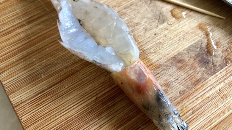 云蒸霞蔚染晴空➕蒜蓉粉丝蒸虾,用刀切开虾的尾部,不要切断,然后用刀在虾肉上轻轻剁几下,可以避免蒸制加热后虾尾收缩卷起。
