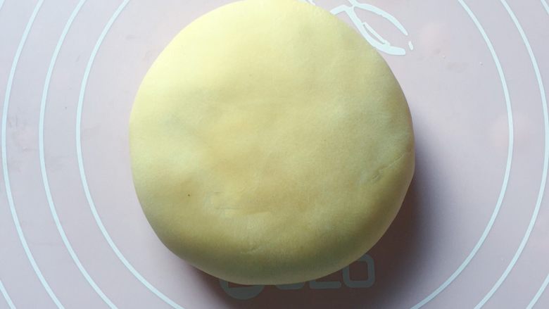 梅干菜麦饼,然后像包包子一样包好,包拢收口。