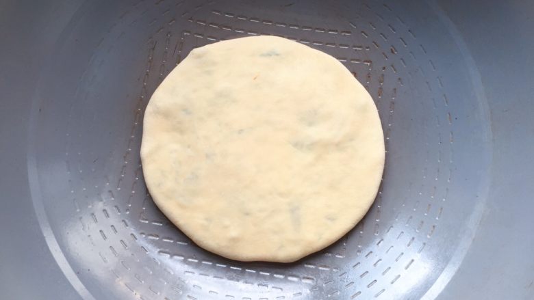 梅干菜麦饼,平底锅烧热(锅中不需要放油),直接放入梅干菜饼,中小火烙制。
