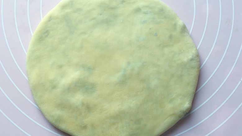 梅干菜麦饼,先用手掌轻轻按扁,再用擀面杖轻轻擀成厚薄均匀的圆饼(不要光擀一面,两面都要擀,尽量擀的薄一些)。