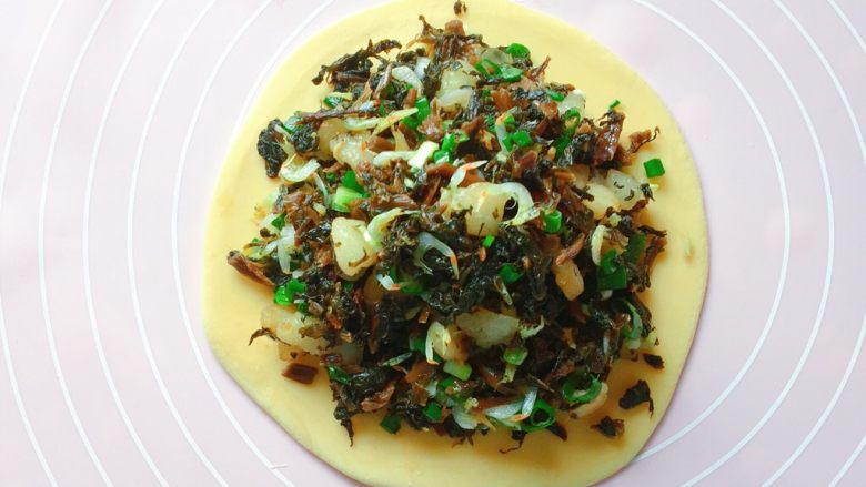 梅干菜麦饼,在饼皮中间放上做好的梅干菜馅料(馅料尽量多放些,越多越好吃)。