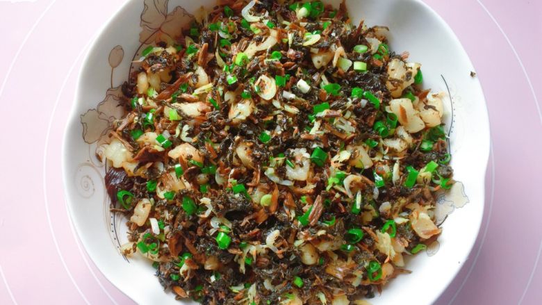 梅干菜麦饼,炒匀后盛出,加入香葱拌匀,晾凉待用。