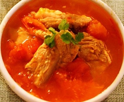 西红柿鸡肉汤的做法,西红柿<a style='color:red;display:inline-block;' href='/shicai/ 94'>鸡肉</a>汤的做法：
1. 先将300克西红柿切成6块，其余打汁。
2. 莴笋择洗干净，切片。
3. 大蒜去皮洗净。
4. <a style='color:red;display:inline-block;' href='/shicai/ 94'>鸡肉</a>切成块，放进锅内，用6杯水煮滚，去除浮油。
5. 将西红柿和汁放入<a style='color:red;display:inline-block;' href='/shicai/ 94'>鸡肉</a>锅内，红花同时放入，煮熟后加莴笋、大蒜调味即成。