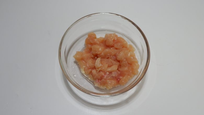 藜麦茼蒿鸡肉饭,<a style='color:red;display:inline-block;' href='/shicai/ 43192'>鸡胸脯</a>肉洗净。切成小粒

