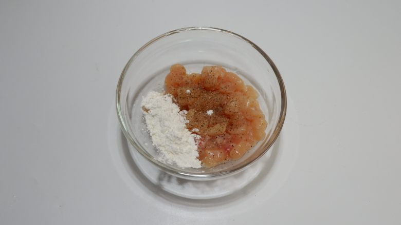 藜麦茼蒿鸡肉饭,加入黑椒碎、盐、淀粉
