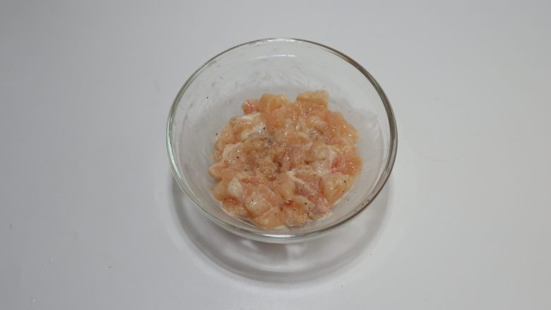 藜麦茼蒿鸡肉饭,抓匀腌制15分钟