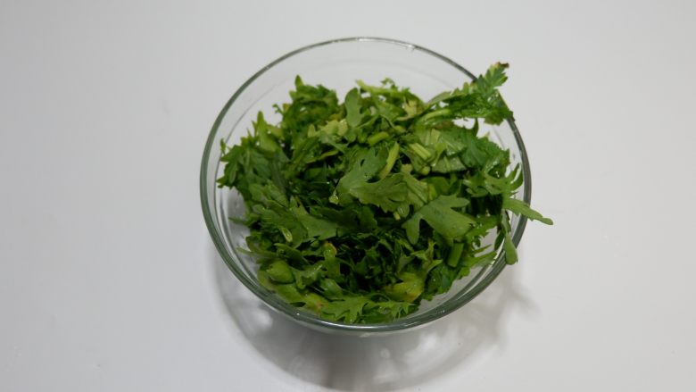 藜麦茼蒿鸡肉饭,<a style='color:red;display:inline-block;' href='/shicai/ 134'>茼蒿</a>洗净,切成小碎段