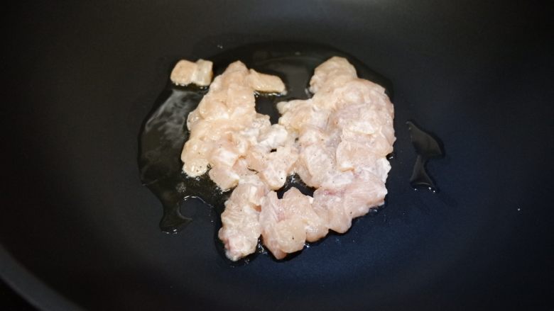 藜麦茼蒿鸡肉饭,起锅加入橄榄油,放入鸡肉