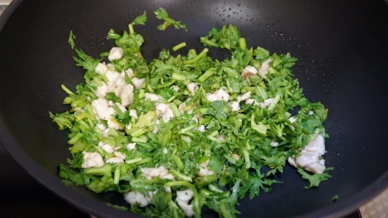 藜麦茼蒿鸡肉饭,加入茼蒿翻炒至见软
