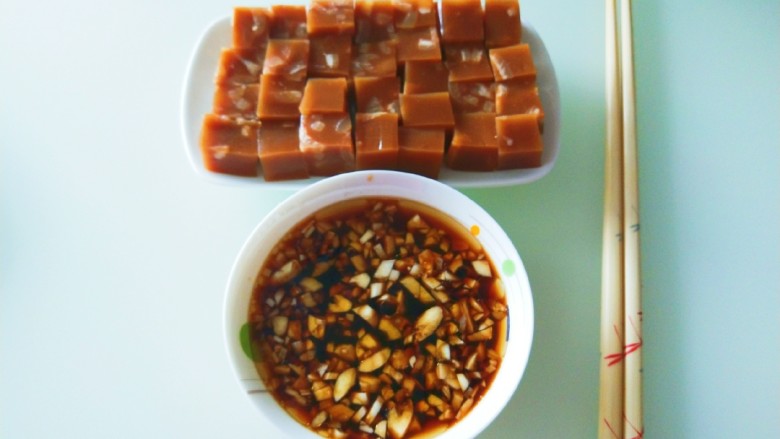 豆腐乳\多味儿\猪皮冻,蒜末加入适量生油,醋,味精,香油调成汁,沾汁吃更是美味儿。