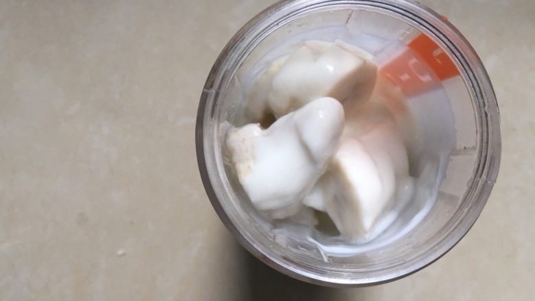 香蕉酸奶奶昔,倒入酸奶,喜欢浓稠的就倒入一盒酸奶也可以。