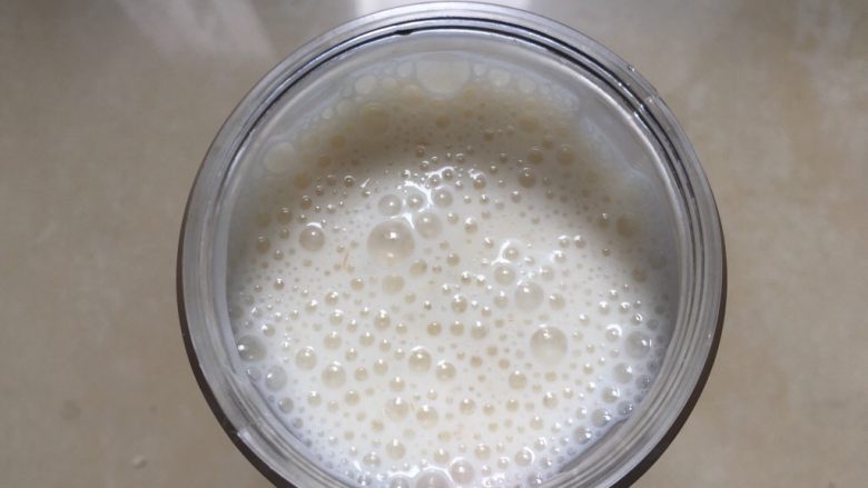 香蕉酸奶奶昔,香蕉酸奶搅拌均匀后,蓬松柔软,细腻顺滑,没颗粒。