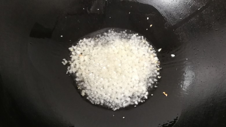 蚝油浇汁西葫芦,锅中放入适量油烧热,下蒜末煸香