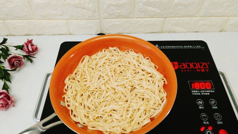 网红面+鸡蛋面条饼,将面条放入,均匀撒开