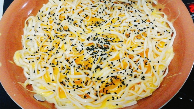 网红面+鸡蛋面条饼,撒上<a style='color:red;display:inline-block;' href='/shicai/ 744'>五香粉</a>,芝麻