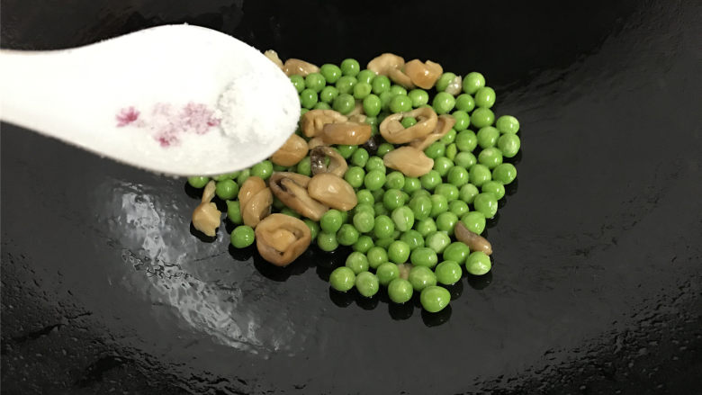 豌豆草菇虾仁,一起翻炒均匀后加入少许盐调味。