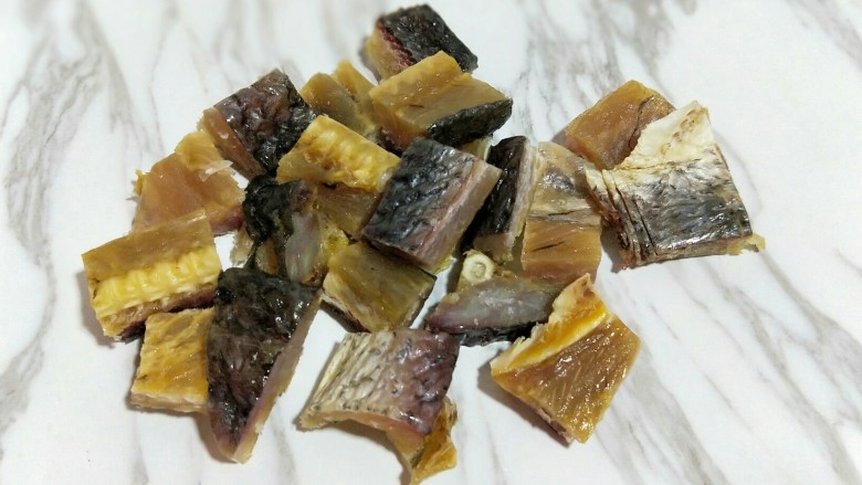 亲戚从老家带来的咸鱼,还是记忆中那个味儿!,剪好的咸鱼块,一次吃不完的话可以密封好放冰箱冷冻室速冻。