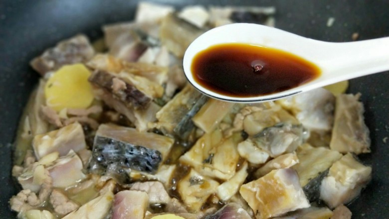 亲戚从老家带来的咸鱼,还是记忆中那个味儿!,加入生抽。