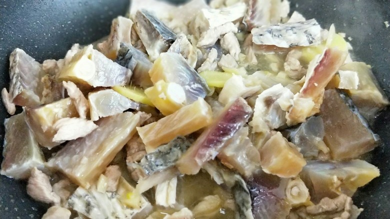 亲戚从老家带来的咸鱼,还是记忆中那个味儿!,加入咸鱼块,翻炒,这里补充一下,咸鱼切的大小块可以根据自己喜欢来,里脊肉也可以选择切肉末。如果咸鱼切丁的话,那么一定要把鱼刺去除干净,老人孩子吃的时候要格外当心鱼骨头。