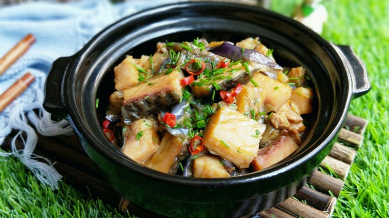亲戚从老家带来的咸鱼,还是记忆中那个味儿!,近看,诱惑嘛?一锅咸鲜滑软的茄子煲用来拌饭真是最好不过的了,你肯定没吃过!哈哈
