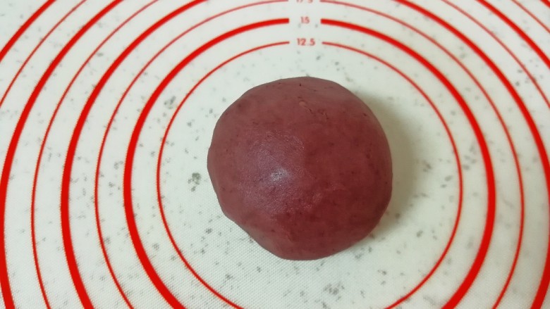 紫薯桃花酥,将油酥所有的食材放在一起,揉捏成团,装进保鲜袋松弛一下。