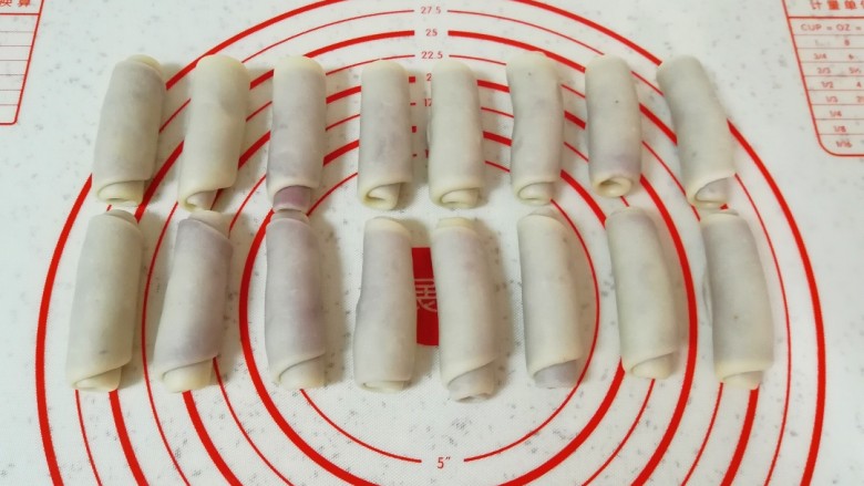 紫薯桃花酥,所有的面团完成第一次擀卷,盖上保鲜膜。