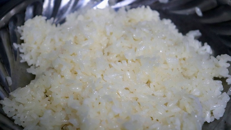 芒果糯米饭,把水倒掉,重新倒入清水,水和米平齐。放入笼屉蒸半个小时左右,直到蒸熟。