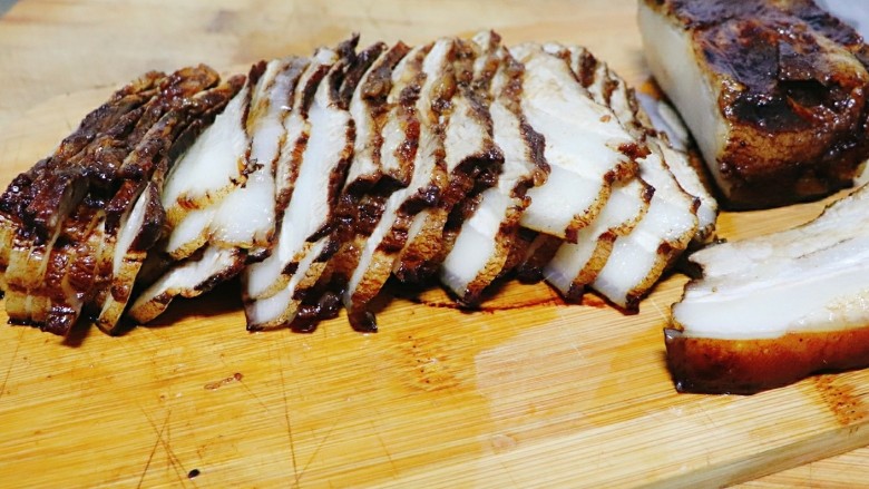 梅干菜扣肉,取出晾凉,切成薄片。