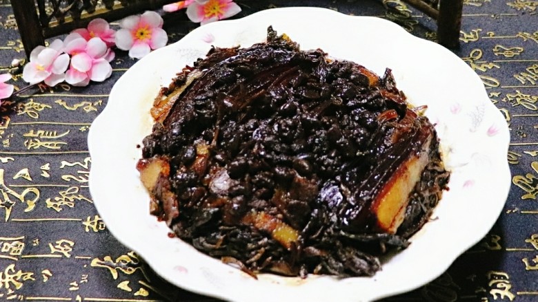 梅干菜扣肉,取出,略微不烫手后碗上扣一个盘子,双手抓紧碗和盘子,一翻,碗内的菜就扣到盘子里了。