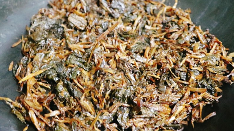 梅干菜扣肉,用刚煎过肉的锅的底油炒香姜丝,下梅干菜继续炒,倒入刚才腌肉的老抽。炒至入味盛出。