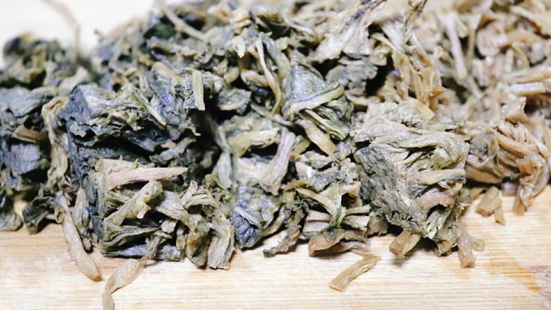 梅干菜扣肉,沥干水分,去根,切成一厘米左右的段。