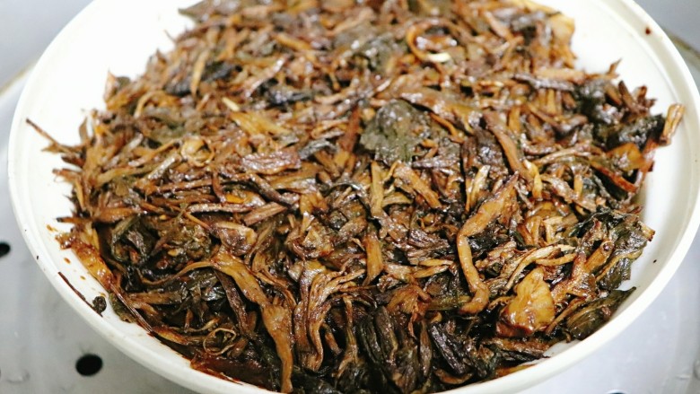 梅干菜扣肉,把碗放在蒸笼上中火蒸一个半小时,蒸烂蒸透。