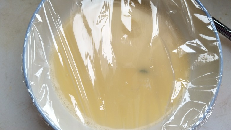 香椿虾米炖蛋,封上保鲜膜,扎洞