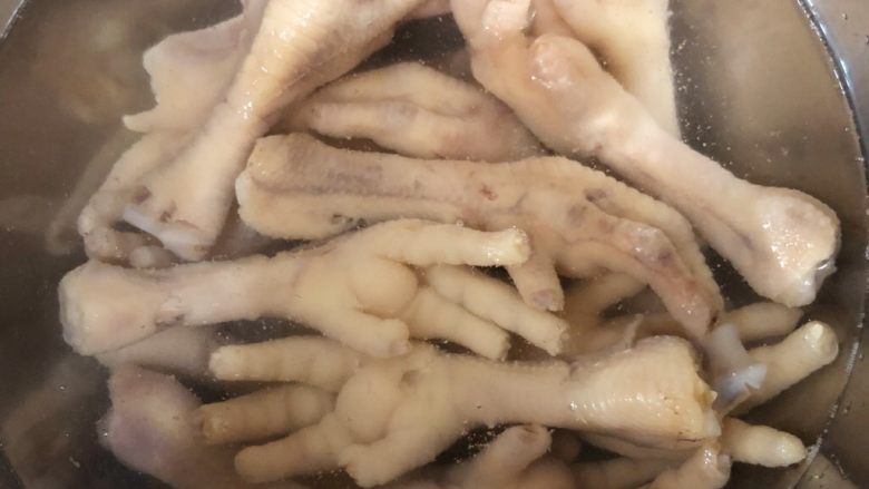 秘制酸辣鸡爪,煮完以后捞出鸡爪,用矿泉水冲凉