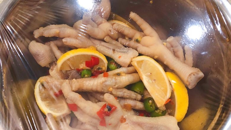 秘制酸辣鸡爪,封上保鲜膜,放入冰箱冷藏一夜