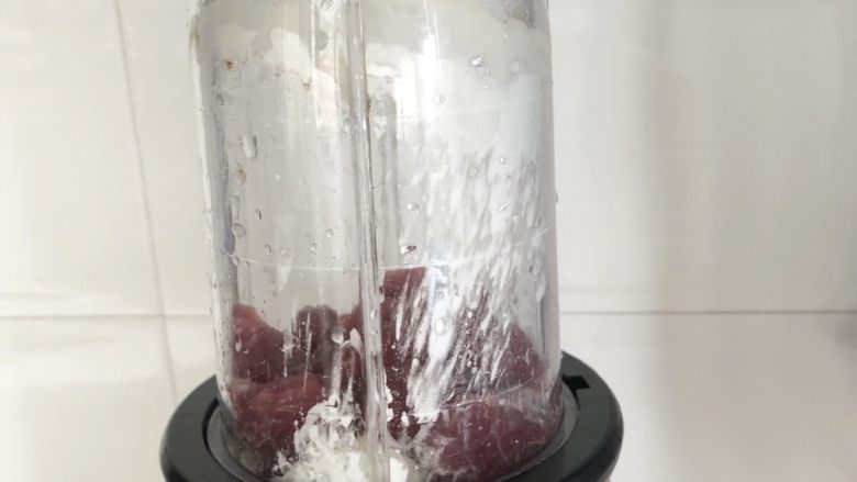 牛肉丸子菠菜汤,料理机启动打成肉泥,可以多打一会儿打至粘稠的状态