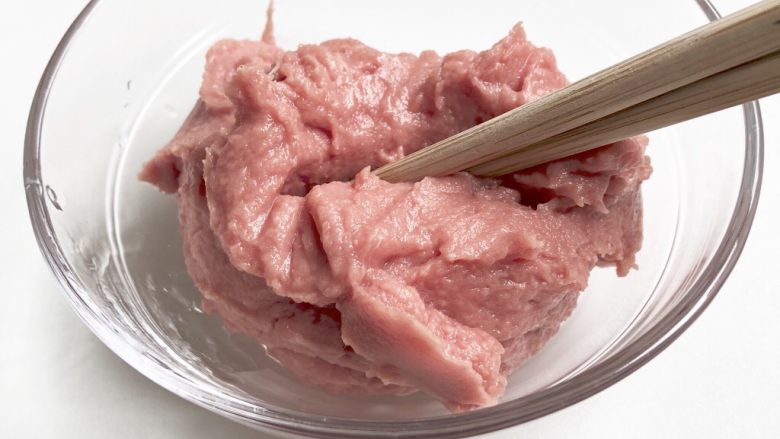 牛肉丸子菠菜汤,最后再用筷子顺时针画圈打上劲,这样做出来的丸子才会Q弹,口感有嚼劲