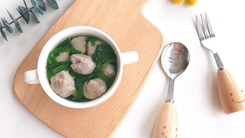牛肉丸子菠菜汤,美味Q弹的牛肉丸菠菜汤是不是很简单呀