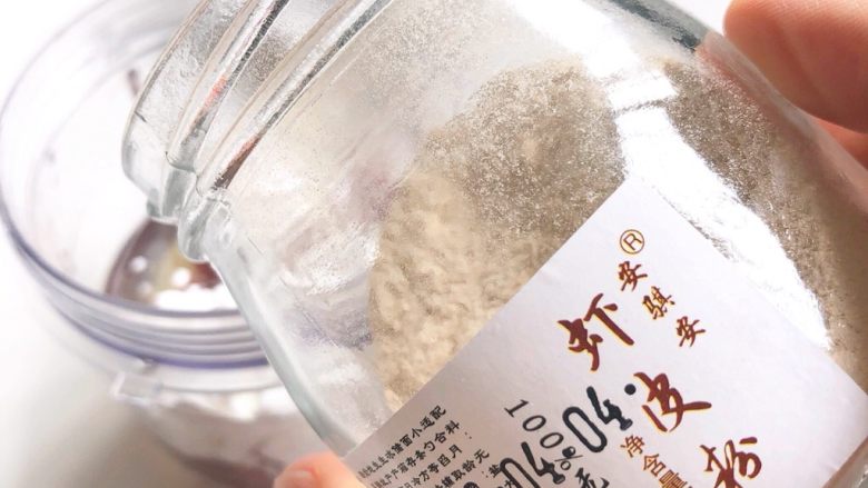 牛肉丸子菠菜汤,加入少许<a style='color:red;display:inline-block;' href='/shicai/ 71370'>虾皮粉</a>替代盐巴调味