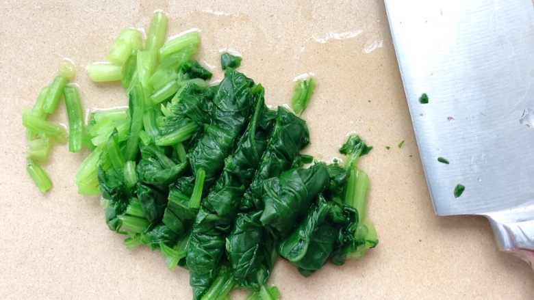 牛肉丸子菠菜汤,放入切熟食的案板上,切小段