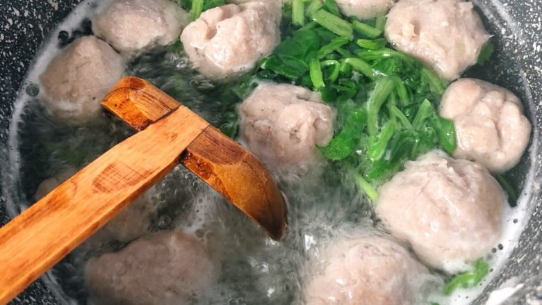 牛肉丸子菠菜汤,煮至快熟加入切断的菠菜再煮一分钟,如果已经添加盐巴的可以放入少许盐巴