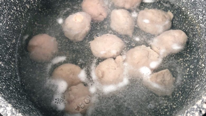 牛肉丸子菠菜汤,团好的丸子慢慢煮开