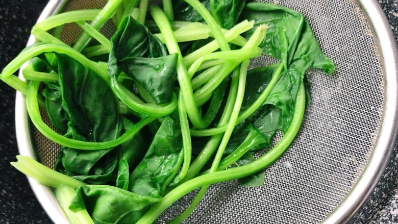 牛肉丸子菠菜汤,捞起沥水