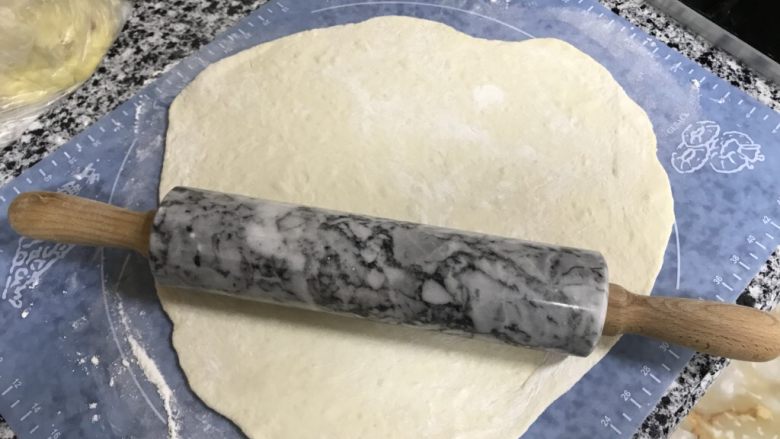 榴莲披萨,擀成薄的面皮