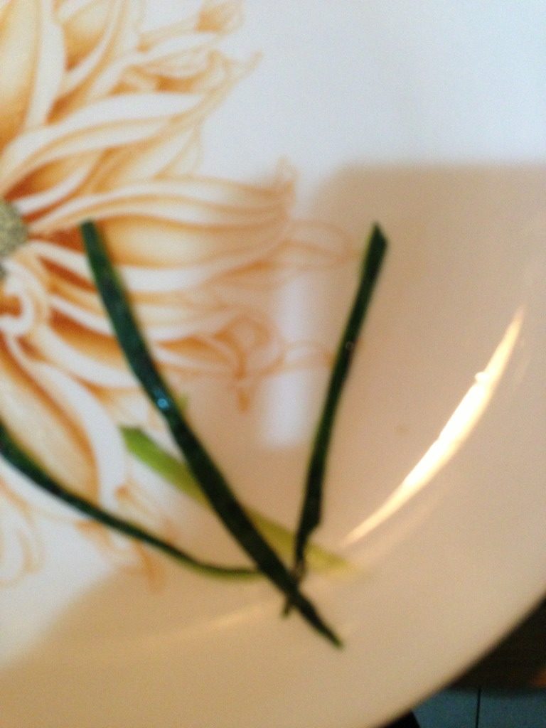 菊花茄子,用黄瓜丝做菊花的花茎。今天拌了黄瓜蛰头,正好有黄瓜丝。其实用小葱什么的都行。