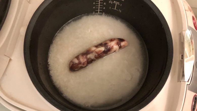 偷懒版香喷喷煲仔饭➕烤鸭香肠煲仔饭,放入电饭锅中,跟米饭一起蒸。一来米饭煮好香肠也蒸好了,二来香肠渗出的油脂被米粒吸收,米饭会更油润更香