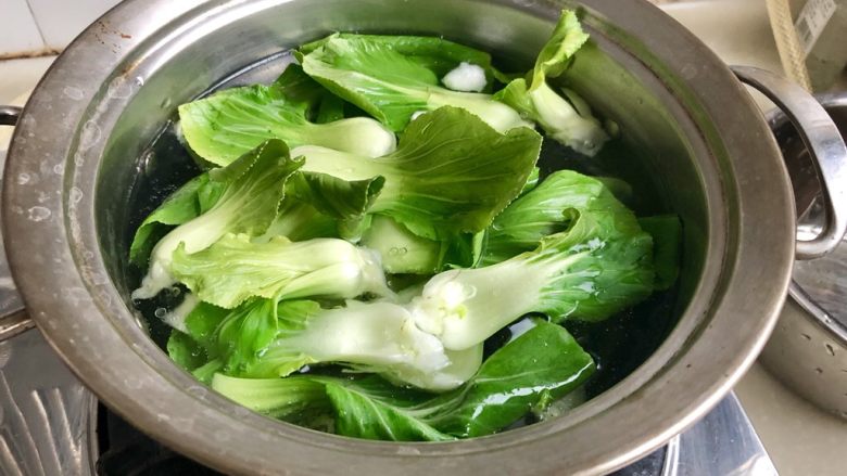 偷懒版香喷喷煲仔饭➕烤鸭香肠煲仔饭,加入青菜,小火烫煮一两分钟