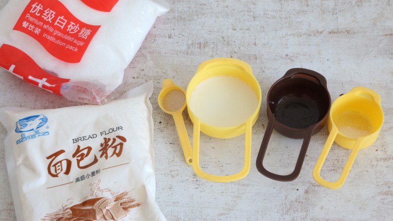 培根披萨,准备制作披萨饼胚的材料。