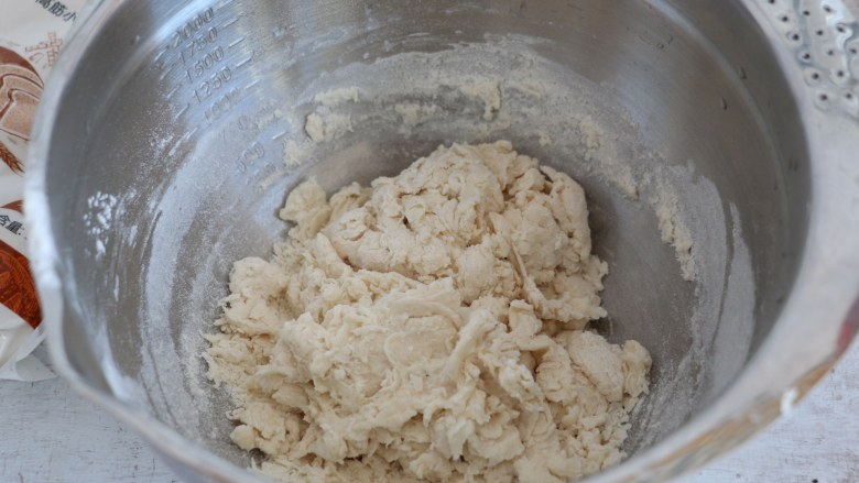 培根披萨,将<a style='color:red;display:inline-block;' href='/shicai/ 731'>酵母</a>用温<a style='color:red;display:inline-block;' href='/shicai/ 156925'>水</a>化开，面粉中，加入盐、<a style='color:red;display:inline-block;' href='/shicai/ 10588'>糖</a>、<a style='color:red;display:inline-block;' href='/shicai/ 140122'><a style='color:red;display:inline-block;' href='/shicai/ 500'>玉米</a>油</a>，<a style='color:red;display:inline-block;' href='/shicai/ 156925'>水</a>用筷子搅拌成絮状。