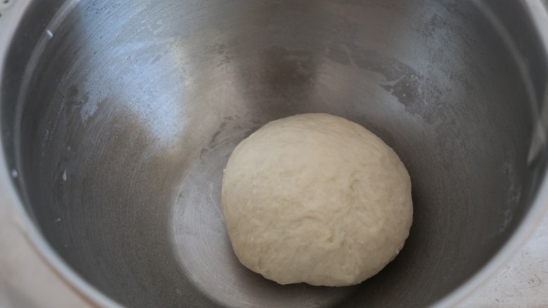 培根披萨,用手揉面，揉成光滑的面团，搭湿布，放置温暖处进行发酵。